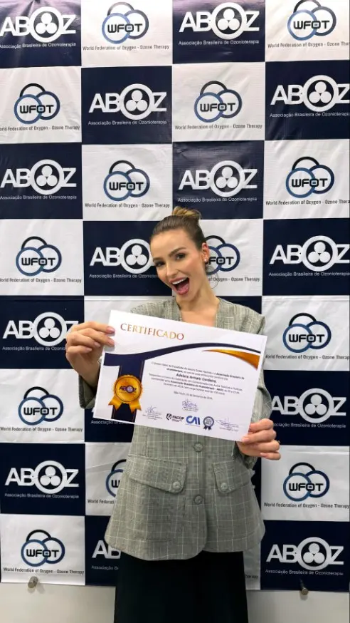 Adelara Armani segurando o certificado de ozonioterapia da ABOZ