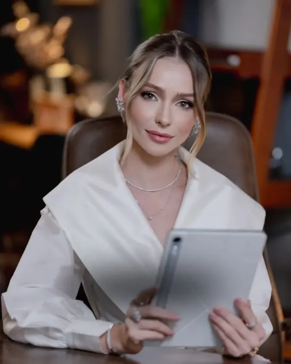 Adelara Armani no consultório, com um tablet nas mãos
